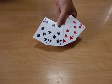 4枚のカードから当てるトランプマジック1
